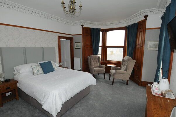 Bedroom Dunnet Bedroom Dunnet - en-suit - King Sized Bed